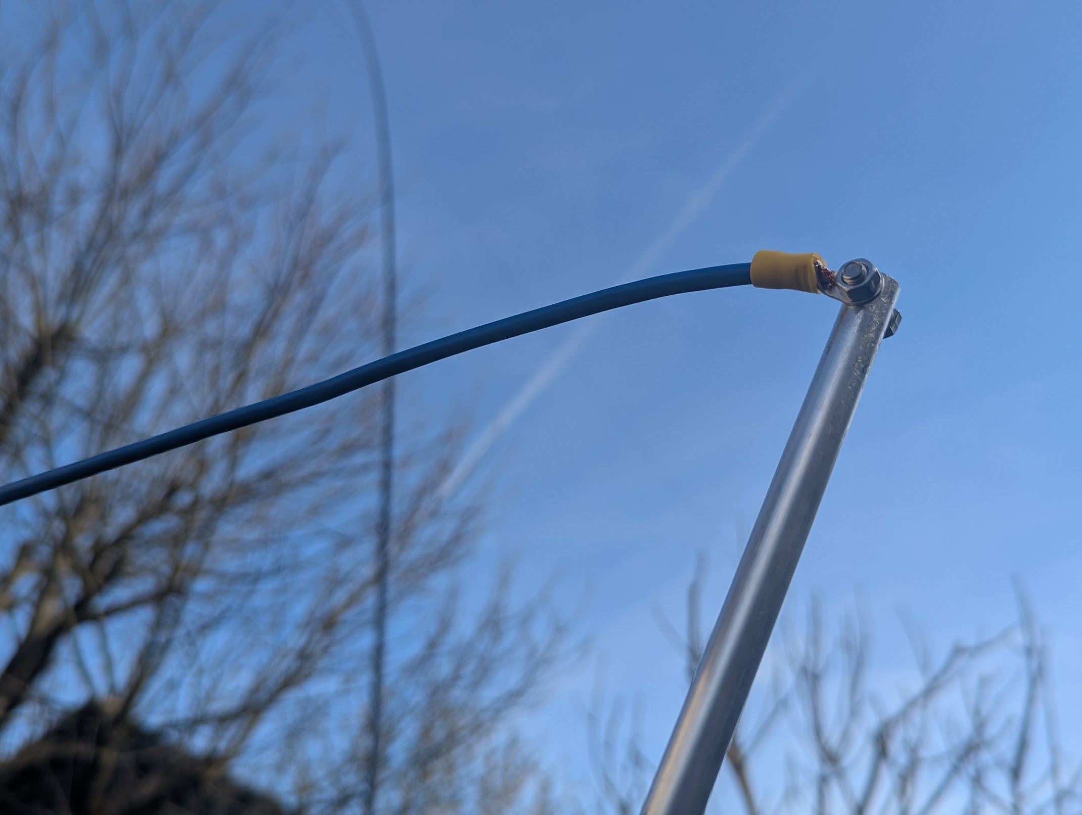 Connections of copper wires to aluminum elements via cable lugs