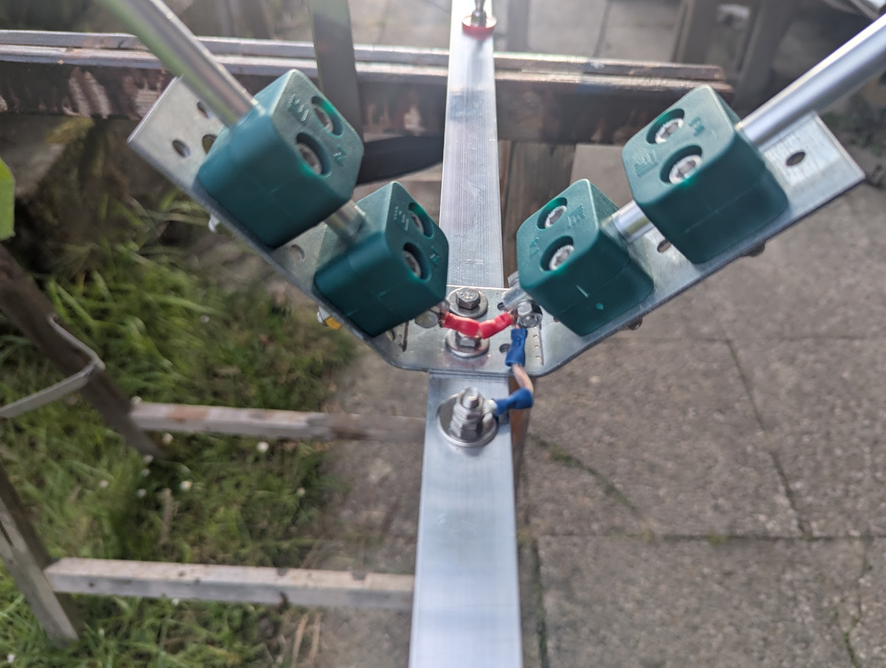 delta loop reflector element