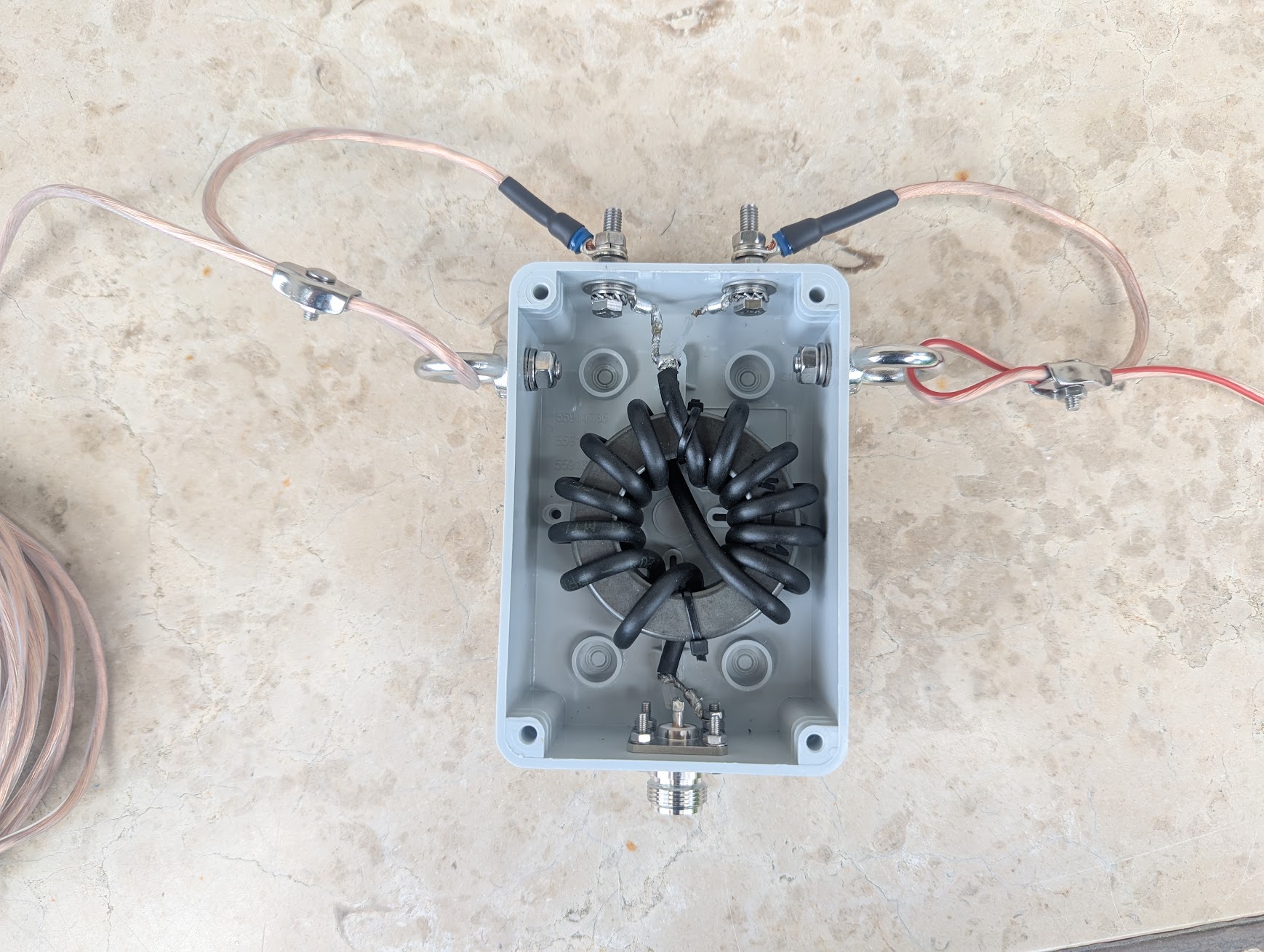 Dipole center with 1:1 balun